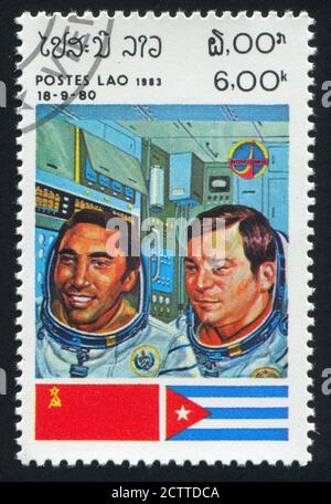 LAOS - UM 1983: Briefmarke gedruckt von Laos, zeigt Astronaut, um 1983. Stockfoto