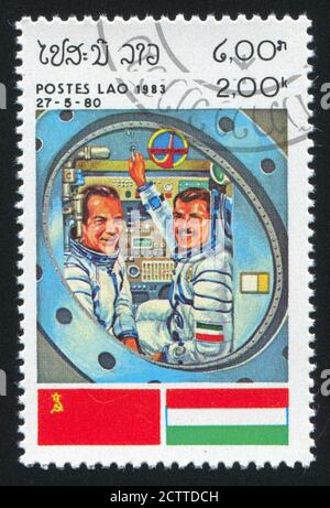 LAOS - UM 1983: Briefmarke gedruckt von Laos, zeigt Astronaut, um 1983. Stockfoto