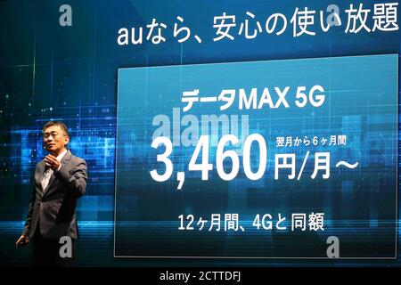 Tokio, Japan. September 2020. Der japanische Mobilfunkanbieter KDDI-Präsident Makoto Takahashi kündigt am Freitag, den 25. September 2020, bei einer Präsentation in Tokio die neuen 5G-Mobiltelefone und die neuen Dienste an. Die neue Regierung Japans wird die Mobilfunkbetreiber dazu drängen, für Mobilfunkgebühren billiger zu fahren. Quelle: Yoshio Tsunoda/AFLO/Alamy Live News Stockfoto