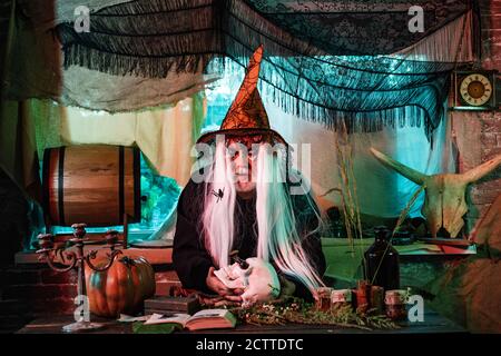 Teufelsmann mit Totenkopf an Halloween-Nacht. Vampir Halloween Konzept. Halloween bärtiger Mann mit Blut Make-up. Stockfoto