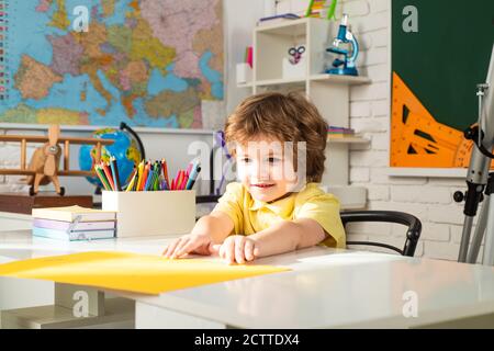 Kinder machen sich bereit für die Schule. Kind in der Nähe der Tafel in der Schule Klassenzimmer. Bildungsprozess. Stockfoto