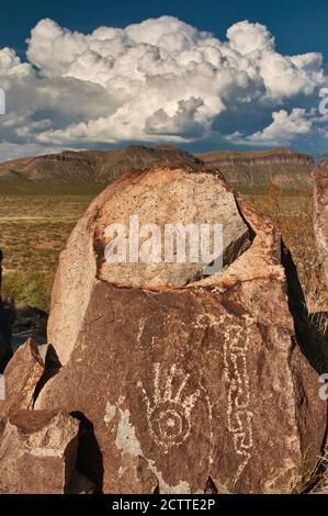 Jornada Mogollon Stil Rockkunst in Three Rivers Petroglyph Site, Godfrey Hills bei Sierra Blanca, in Chihuahuan Desert New Mexico, USA Stockfoto