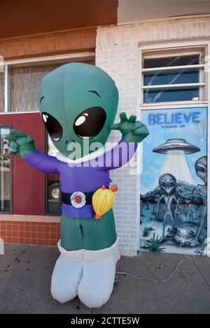 Ein aufblasbarer Raum Alien vor dem Souvenirladen in Roswell, New Mexico, USA Stockfoto