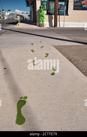 Fußabdrücke von Grünflächen Alien führen zum Souvenirladen in Roswell, New Mexico, USA Stockfoto