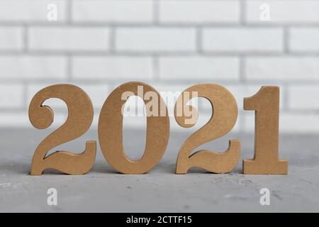 Neujahr Hintergrund mit glänzenden goldenen Zahlen 2021. Minimalistisches Konzept. Stockfoto