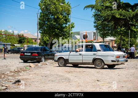 Gori, Georgien - Juni 13 2017: Waschmaschine auf einem alten und rostigen VAZ 2106 Schiguli sowjetischen Auto Dachgepäckträger platziert , eine traditionelle Form des Transports Stockfoto