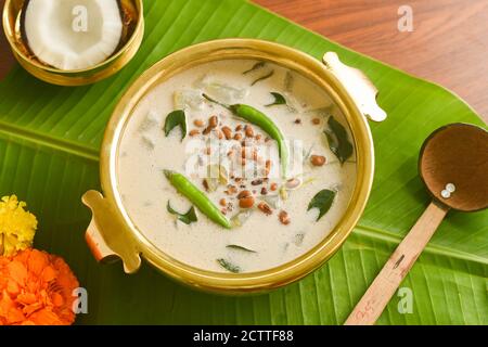 Onam Sadhya, Kerala vegetarische Curry Oran ein Gemüse-Curry Kerala Küche in Südindien auf Bananenblatt. Zubereitet aus weißem Kürbis, Linsen, Kokosnuss Stockfoto