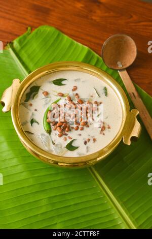 Onam Sadhya, Kerala vegetarische Curry Oran ein Gemüse-Curry Kerala Küche in Südindien auf Bananenblatt. Zubereitet aus weißem Kürbis, Linsen, Kokosnuss Stockfoto