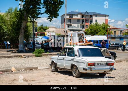 Gori, Georgien - Juni 13 2017: Waschmaschine auf einem alten und rostigen VAZ 2106 Schiguli sowjetischen Auto Dachgepäckträger platziert , eine traditionelle Form des Transports Stockfoto