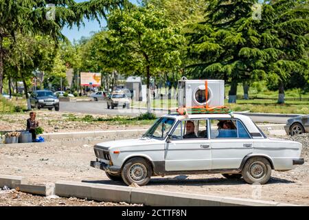 Gori, Georgien - Juni 13 2017: Waschmaschine auf einem alten und rostigen VAZ 2106 Schiguli sowjetischen Auto Dachgepäckträger platziert , eine traditionelle Form des Transports Stockfoto