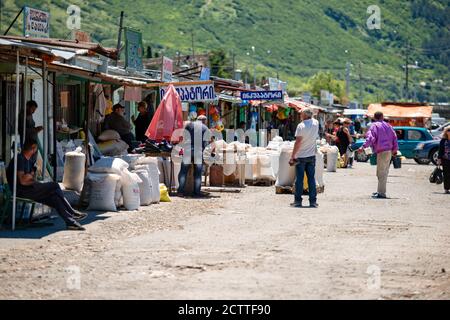 Gori, Georgien - Juni 13 2017: Der traditionelle Flohmarkt am Fuße der Festung Gori Stockfoto