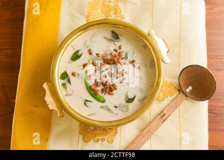 Onam Sadhya, Kerala vegetarische Curry Oran ein Gemüse-Curry Kerala Küche in Südindien auf Bananenblatt. Zubereitet aus weißem Kürbis, Linsen, Kokosnuss Stockfoto