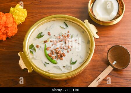 Onam Sadhya, Kerala vegetarische Curry Oran ein Gemüse-Curry Kerala Küche in Südindien auf Bananenblatt. Zubereitet aus weißem Kürbis, Linsen, Kokosnuss Stockfoto