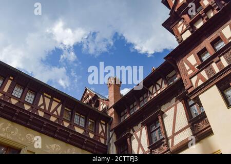 Blick von innen auf die Mauern von Schloss Peles, Sinaia, Prahova, Rumänien Stockfoto