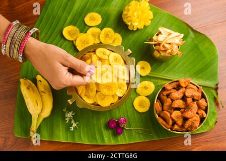 Kerala Banana Chips für Onam Festival beliebt frittierten Snack traditionellen südindischen Tee Zeit Snack auf Bananenblatt, Kerala Indien. In Kokosnuss gebraten Stockfoto