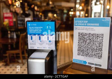 London, Großbritannien. September 2020. Das Foto vom 24. September 2020 zeigt einen QR-Code, der mit der NHS COVID-19 App gescannt werden muss, bevor er den Veranstaltungsort in Westminster, London, Großbritannien betritt. Am Donnerstag haben mehr als eine Million Menschen die lang erwartete NHS COVID-19 App der britischen Regierung für England und Wales am ersten Tag nach ihrer Einführung heruntergeladen. Die offizielle NHS COVID-19 App weist Benutzer an, 14 Tage lang in Quarantäne zu gehen, wenn sie in der Nähe einer Person mit dem Virus feststellt. Quelle: Tim Ireland/Xinhua/Alamy Live News Stockfoto