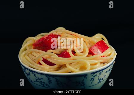 Spaghetti Bolognese mit Tomate in einer weißen Schüssel serviert Stockfoto