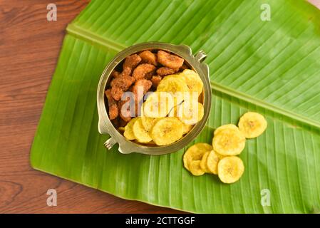 Kerala Banana Chips für Onam Festival beliebt frittierten Snack traditionellen südindischen Tee Zeit Snack auf Bananenblatt, Kerala Indien. In Kokosnuss gebraten Stockfoto