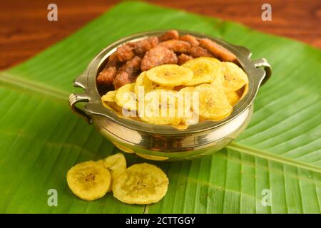 Kerala Banana Chips für Onam Festival beliebt frittierten Snack traditionellen südindischen Tee Zeit Snack auf Bananenblatt, Kerala Indien. In Kokosnuss gebraten Stockfoto