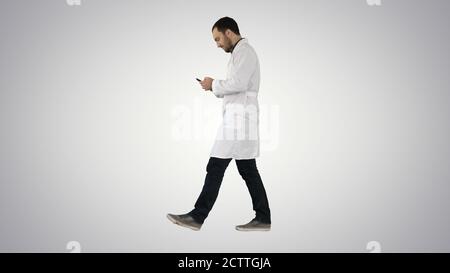 Walking Arzt mit Smartphone und attant machen Stockfoto