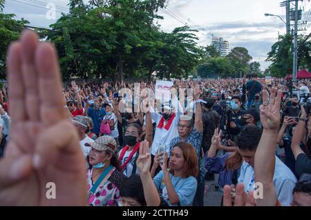 Bangkok, Thailand. August 2001. Während der Kundgebung grüßen die Demonstranten mit den drei Fingern.Tausende regierungsfeindliche Demonstranten fordern die Verfassungsänderungen. Die Demonstranten schlossen vorübergehend die Straße vor dem parlament, um eine Bühne für Reden einzurichten, während sie im parlament eine Sitzung abhielten und über Verfassungsänderungen abstimmten. Kredit: Peerapon Boonyakiat/SOPA Images/ZUMA Wire/Alamy Live Nachrichten Stockfoto