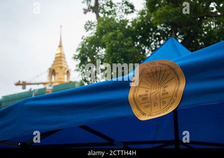 Bangkok, Thailand. August 2001. Ein Aufkleber, auf dem während der Demonstration steht: "Die Menschen sind die Besitzer dieses Landes".Tausende von regierungsfeindlichen Demonstranten fordern die Verfassungsänderungen. Die Demonstranten schlossen vorübergehend die Straße vor dem parlament, um eine Bühne für Reden einzurichten, während sie im parlament eine Sitzung abhielten und über Verfassungsänderungen abstimmten. Kredit: Peerapon Boonyakiat/SOPA Images/ZUMA Wire/Alamy Live Nachrichten Stockfoto