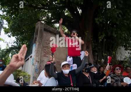 Bangkok, Thailand. August 2001. Während der Kundgebung grüßen die Demonstranten mit den drei Fingern.Tausende regierungsfeindliche Demonstranten fordern die Verfassungsänderungen. Die Demonstranten schlossen vorübergehend die Straße vor dem parlament, um eine Bühne für Reden einzurichten, während sie im parlament eine Sitzung abhielten und über Verfassungsänderungen abstimmten. Kredit: Peerapon Boonyakiat/SOPA Images/ZUMA Wire/Alamy Live Nachrichten Stockfoto