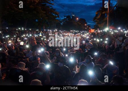 Bangkok, Thailand. August 2001. Während der Demonstration zünden Demonstranten ihre Smartphones an.Tausende regierungsfeindliche Demonstranten fordern die Verfassungsänderungen. Die Demonstranten schlossen vorübergehend die Straße vor dem parlament, um eine Bühne für Reden einzurichten, während sie im parlament eine Sitzung abhielten und über Verfassungsänderungen abstimmten. Kredit: Peerapon Boonyakiat/SOPA Images/ZUMA Wire/Alamy Live Nachrichten Stockfoto