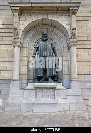 rotterdam, niederlande - 2019-09-06: Statue von johan van oldenbarnevelt (1547-1619) an der Fassade des rotterdamer Rathauses auf coolsingel -- [cr Stockfoto