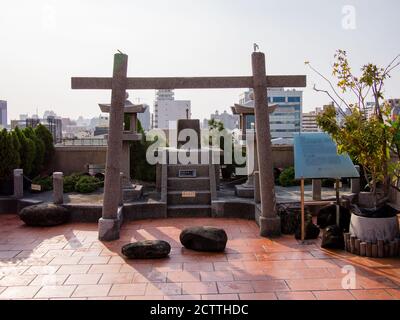 Ein schintoistischer Schrein im obersten Stockwerk des Hayashi-Kaufhauses in Tainan am 21. September 2020. Stockfoto