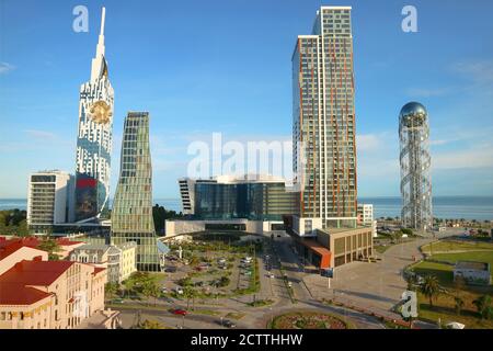 Eine Gruppe von atemberaubenden Wolkenkratzern, das Wahrzeichen von Batumi City, Adjara Region, Georgia Stockfoto