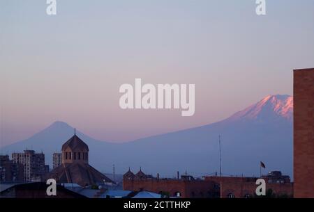 Fantastischer Blick auf die Kathedrale von Jerewan gegen den Berg Ararat bei Sonnenaufgang, Blick von der Innenstadt von Jerewan an einem klaren Tag, Armenien Stockfoto