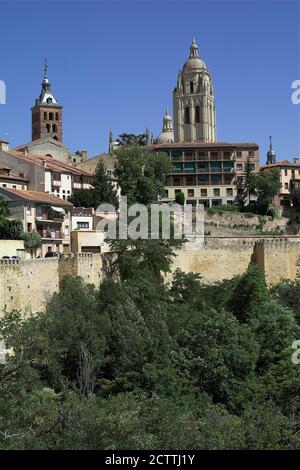 Segovia, España, Hiszpania, Spanien, Spanien; Fragment der Stadt mit dem Domturm. Fragment der Stadt mit dem Domturm. 城市的片段有大教堂塔的。Panorama Stockfoto