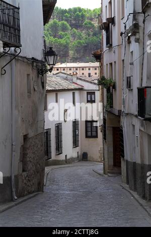 Pastrana, España, Hiszpania, Spanien, Spanien; eine leere schmale Straße in der Altstadt ohne Menschen. Leere schmale Straße in der Altstadt ohne Menschen Stockfoto