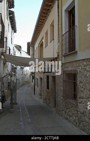 Pastrana, España, Hiszpania, Spanien, Spanien; eine leere schmale Straße in der Altstadt ohne Menschen. Leere schmale Straße in der Altstadt ohne Menschen Stockfoto