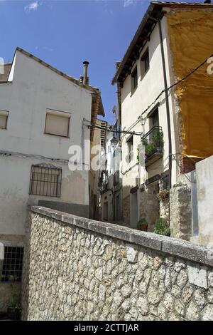 Pastrana, España, Hiszpania, Spanien, Spanien; eine leere schmale Straße in der Altstadt ohne Menschen. Leere schmale Straße in der Altstadt ohne Menschen Stockfoto