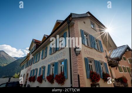 Schönes Engadinerhaus im Gegenlicht, Guarda Stockfoto