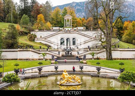 SCHLOSS LINDERHOF, BEI FÜSSEN, BAYERN, DEUTSCHLAND - 10. OKTOBER 2017: Blick auf Schloss Linderhof des bayerischen Königs Ludvig II. Im Herbst in den bayerischen Alpen, Stockfoto