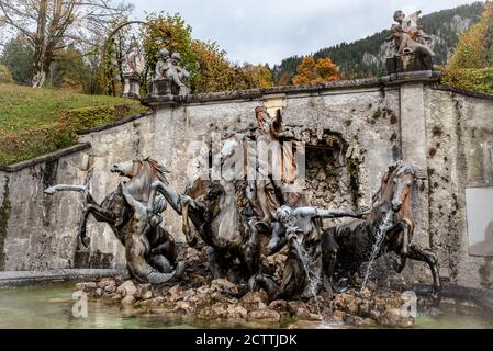 SCHLOSS LINDERHOF, BEI FÜSSEN, BAYERN, DEUTSCHLAND - 10. OKTOBER 2017: Brunnen in Form einer Skulptur von Neptun, Pferden und fabelhaften Meerestieren Stockfoto