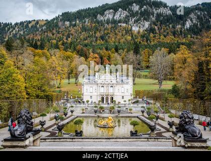 SCHLOSS LINDERHOF, BEI FÜSSEN, BAYERN, DEUTSCHLAND - 10. OKTOBER 2017: Blick auf Schloss Linderhof des bayerischen Königs Ludvig II. Im Herbst in den bayerischen Alpen, Stockfoto