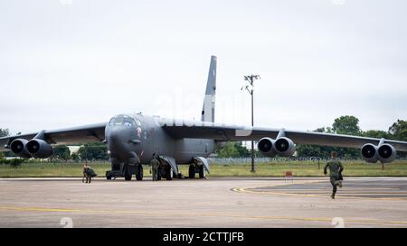 Die Luftbesatzung der 96. Bombenschwadron läuft während einer Bereitschaftsübung auf der Barksdale Air Force Base, La., 24. September 2020 zu einer B-52H Stratofortress. Übungen dieser Art sorgen dafür, dass der 2. Bombenflügel in der Lage ist, die Nation mit gewinnender Kampfkraft zu versorgen. (USA Luftwaffe Foto von Senior Airman Lillian Miller) Stockfoto