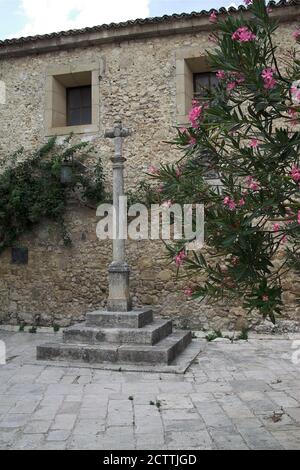 Pastrana, España, Hiszpania, Spanien, Spanien; EIN Steinkreuz in einem kleinen Hof in der Nähe der Pfarrkirche. Una cruz de piedra en el Patio de la Colegiata Stockfoto