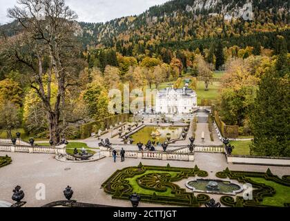 SCHLOSS LINDERHOF, BEI FÜSSEN, BAYERN, DEUTSCHLAND - 10. OKTOBER 2017: Blick auf Schloss Linderhof des bayerischen Königs Ludvig II. Im Herbst in den bayerischen Alpen, Stockfoto