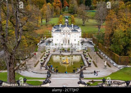 SCHLOSS LINDERHOF, BEI FÜSSEN, BAYERN, DEUTSCHLAND - 10. OKTOBER 2017: Blick auf Schloss Linderhof des bayerischen Königs Ludvig II. Im Herbst in den bayerischen Alpen, Stockfoto