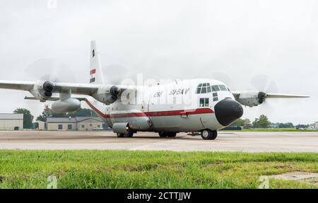 Im Rahmen eines ausländischen militärischen Verkaufsprojekts wurde eine ägyptische Luftwaffe C-130H Hercules von Airmen aus dem 436. Aerial Port Squadron, 11. September 2020, auf der Dover Air Force Base, Delaware, mit Fracht beladen. Die strategische und historische Partnerschaft zwischen Ägypten und den Vereinigten Staaten spielt eine führende Rolle bei der Terrorismusbekämpfung und der regionalen Sicherheit im gesamten Verantwortungsbereich des US Central Command. Aufgrund seiner strategischen Lage unterstützt die Dover AFB regelmäßig ausländische militärische Verkaufsoperationen. (USA Luftwaffe Foto von Roland Balik) Stockfoto