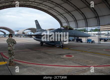 Maj Nathan 'Doom' McCaskey, ein F-16 Testpilot mit dem 40. Flight Test Squadron, parkt einen neuen Testjet auf der Eglin Air Force Base, FL, 18. September 2020. Der 40. FLTS tauschte eine F-16D gegen eine F-16C vom 8. Jagdgeschwader bei Holloman AFB, NM. (USA Air Force Foto von Tech Sgt. John Raven) Stockfoto