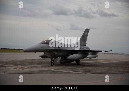 Maj Nathan 'Doom' McCaskey, ein F-16 Testpilot mit dem 40. Flight Test Squadron, landet einen neuen Testjet auf der Eglin Air Force Base, FL, 18. September 2020. Der 40. FLTS tauschte eine F-16D gegen eine F-16C vom 8. Jagdgeschwader bei Holloman AFB, NM. (USA Air Force Foto von Tech Sgt. John Raven) Stockfoto