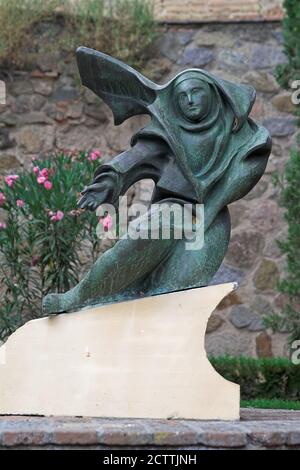 Toledo, España, Hiszpania, Spanien, Spanien; EINE kleine Statue der heiligen Teresa von Jesus. Statue von St. Teresa von Jesus. Estatua de St. Teresa de Jesús. Stockfoto