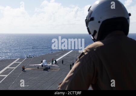 LT. j.g. Nicholas Fagan, aus Boise, Idaho, angeschlossen an Training Air Wing 1, beobachtet einen T-45C Goshawk Vorbereitung von USS Gerald R. Ford (CVN 78) Flugdeck 11. September 2020 zu starten. Ford ist im Gange im Atlantik Durchführung von Carrier-Qualifikationen. (USA Navy Foto von Mass Communication Specialist 1st Class Julie R. Matyascik) Stockfoto