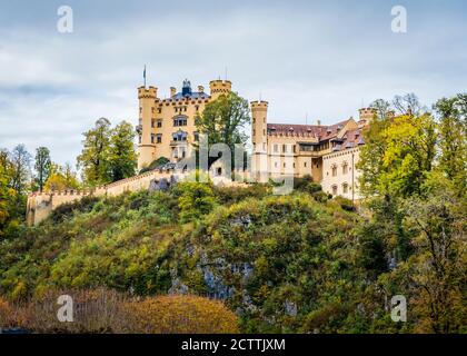 Blick auf Schloss Hohenschwangau aus dem 12. Jahrhundert bei Füssen in Bayern, Deutschland im Herbst Stockfoto